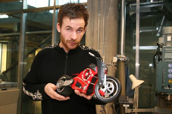 Anders August Kittilsen med elmotorsykkelen Zevs han har designet med to andre