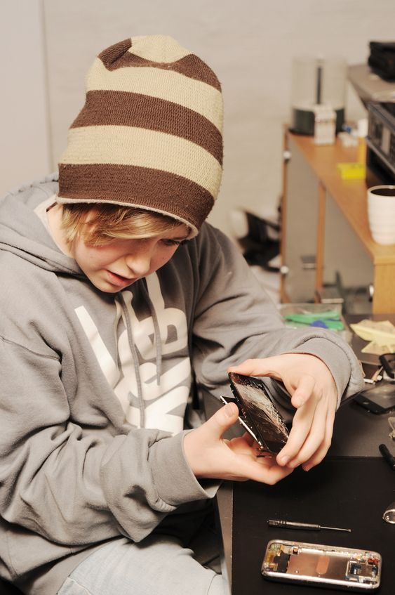 STØ HÅND: Per Kristian Line (11) jobber med en stø hånd og et veldig lite skrujern. Arbeidet er omstendelig, det er mange små skuer og deler som må merkes og holdes orden på. Glasset løfter han forsiktig av med en sugekopp.