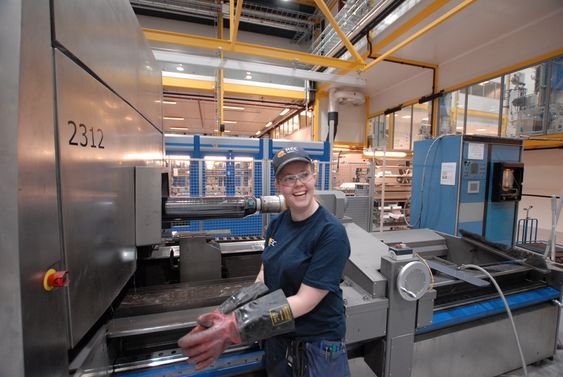 LIKER SEG: Prosessoperatør Christine Jonassen synes det er godt arbeidsmijø ved Recs nye waferfabrikk i Glomfjord.