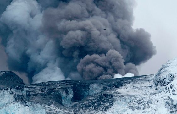 Det er ikke bare aske som spys ut fra vulkanen under Eyafjallajökull, også store mengder klimagasser kastes ut.