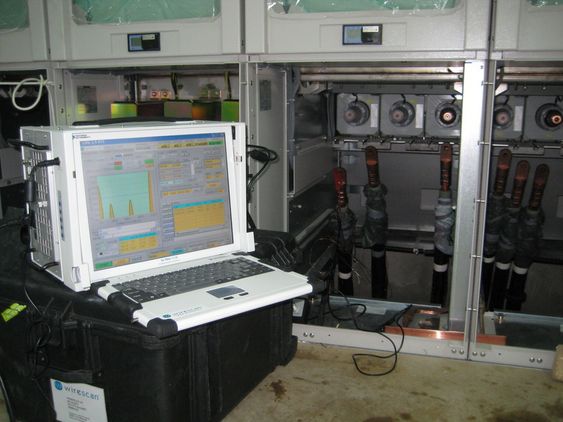 KONTROLL: Wirescans utstyr koblet på anlegget i et kjernekraftverk i Tyskland. Utstyret er uvtiklet for å kunne konrollere kabler i strålingsfarlige områder uten å kunne inspisere manuelt.