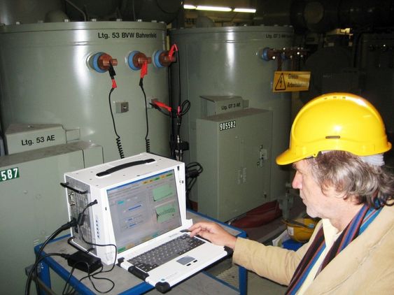 Wirescans R&D Manager, Paolo Fantoni. Måling på kabel via SF6 endeavslutning, Hamburg Tyskland  - kjernerkraftverk