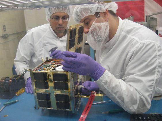 AISsat-1 måler bare 20x20x20 cm og har kostet 30 millioner kroner å utvikle.