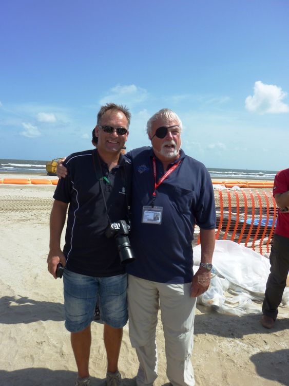 Ole Kristian Bjerkemo (t.v) på
Stranden på Grand Isle sammen med Ed Owens fra Polaris. Han har lang erfaring fra oljevernaksjoner og deltok også under Exxon Valdez i
1989.