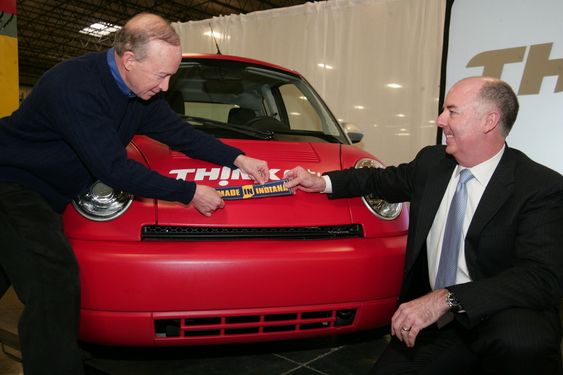 Denne uka presenterte Indiana-guvernør Mitch Daniels (t.v) og Think-sjef Richard Canny planene om å starte produksjon av elbilen i Elkhart.