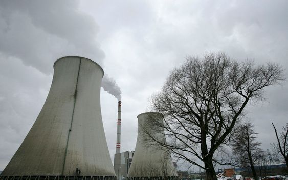OMSTRIDT: Kjøletårnene ved Prunerov II-kullkraftverket ved den nordtsjekkiske byen Chomutov.