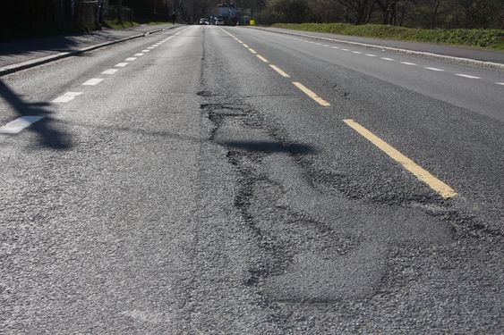 GÅR OPP I LIMINGEN: Dype sår i asfaltdekket, som her i Østensjøveien, er symptomatisk for veistandarden i Oslo.