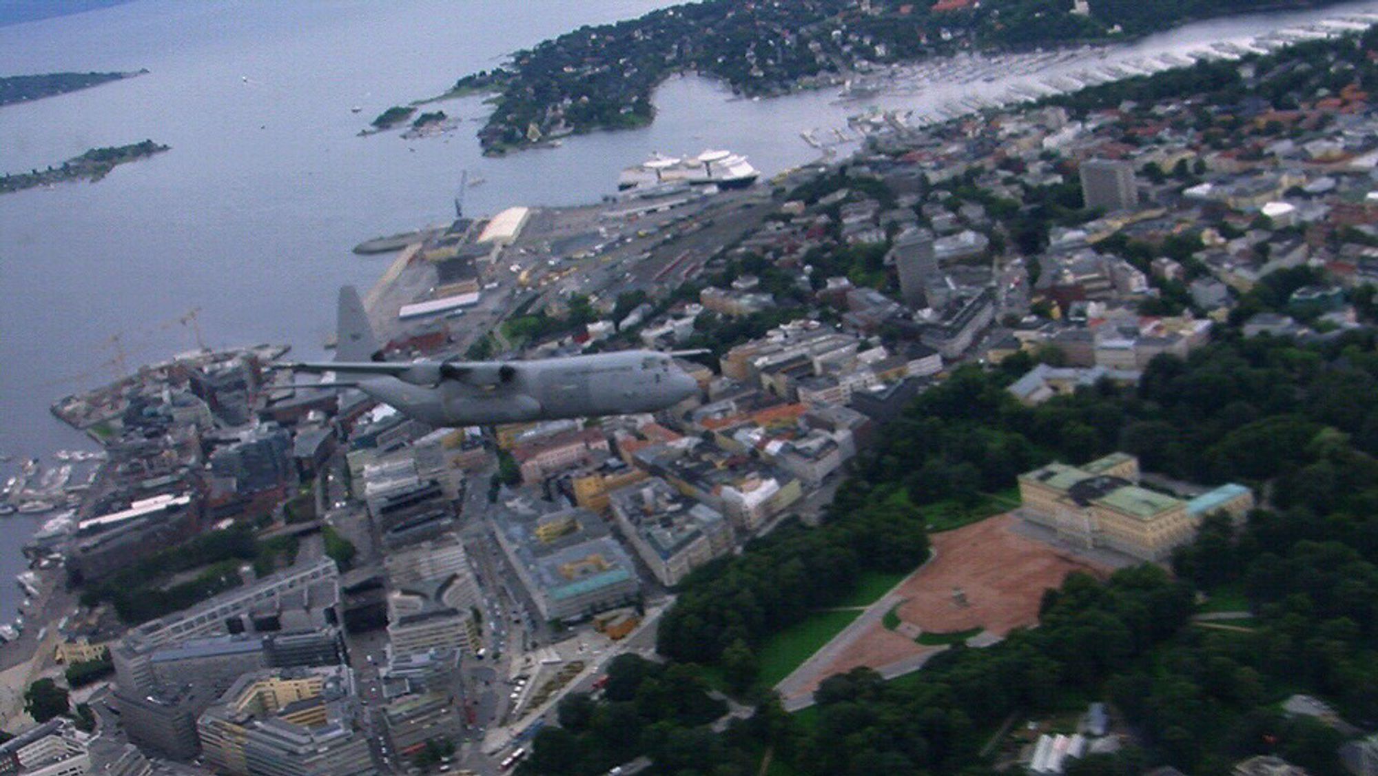 Formasjonsflyvning over Det Kongelige Slott
