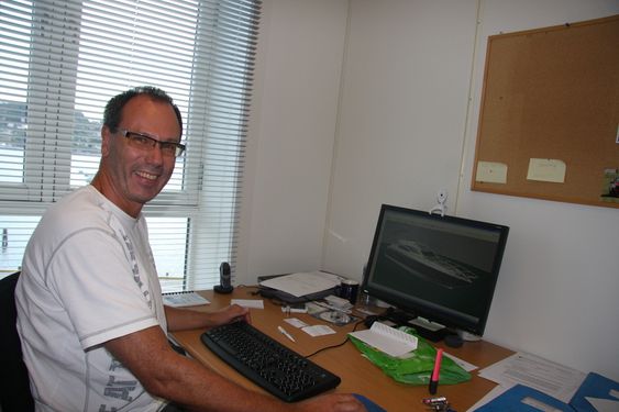 Teknisk sjef Tor Kolbjørn Livgård i SES Europe jobber med finjusteringer av ASV-teknikken.