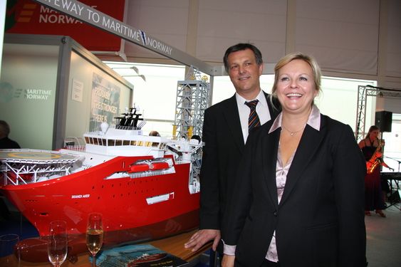 Direktør Oddbjørn Hjelle i STX  Norway Offshore og satatssekretær Rikke Lind i Nærings- og handelsedepartementet med Ship of the year - Skandi Aker.
