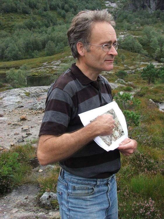 OPPDAGEREN: Geolog Fridtjof Riis er mannen som oppdaget krateret. Her står han midt nede i krateret. Foto: Anne Kari Skogerbø, Hjelmeland kommune.