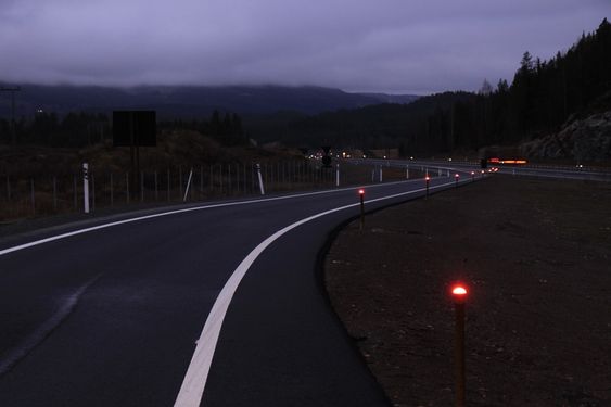 LED-BELYSNING: 1. oktober i fjor åpnet den nye firefeltsstrekningen på 12,8 kilometer mellom Skaberud og Kolomoen i Hedmark fylke. Her er det valgt en LED-løsning på midtdeleren.