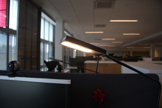 LED: Arbeidsplassene blir lyst opp av LED-skrivebordslamper.