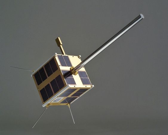 AISsat-1 slik den fortoner seg utei verdensrommet. Den passerer nordområdene hvert 98. minutt. Satellitten mottar og videreformidler skipsinformasjon fra AIS-systemet. Det gir bedre og tryggere imnformasjon om skipstrafikk, som er viktig for sikkerhten og norsk forvaltning av nordområdene.