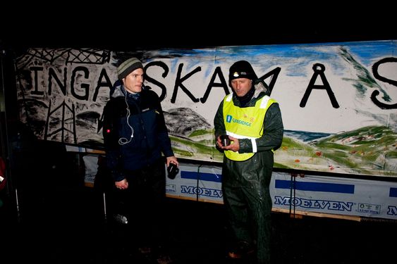 PÅ PLASS: Fra klokken 06 mandag morgen rigger Audun Klyve Gulbrandsen (tv)  og Klaus Rasmussen fra Bevar Hardanger  seg til for å demonstrere mot oppstart av mastebygging ved Statnetts konteinere i Eikedalen på Kvamskogen.