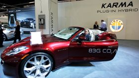 Henrik Fisker i en takløs prototyp i 2009, da selskapet fortsatt oppga forbruket til 83 g/km, senere nedjustert til 51.