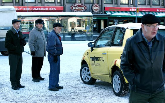 LITT FINSK: Think City er blitt produsert i litt over tre måneder i Finland og får folk til å stoppe opp når den står parkert på torget i Åbo.