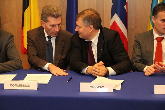 Terje Riis-Johansen signerer MoU med EUs energikommisær Günther Oettinger om Nordsjøinitiativet, 3. desember 2010.