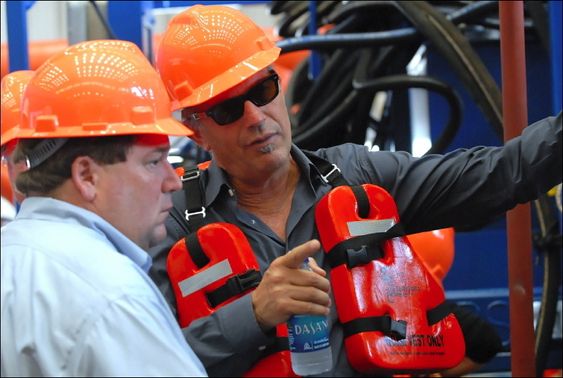 ENGASJERT: Kevin Costner (t.h.) ombord på "Ella G", et forsyningsskip utstyrt med fire enorme sentrifuger - med tilnavnet T-Rex - som nå brukes i Mexicogolfen. Sentrifugene skal kunne samle opp 3 millioner liter olje daglig.