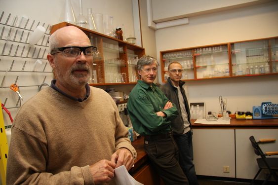 NANO: Rune Wendelbo (til v.), Nils Berner og Ole Vaaland Saure holder til i et laboratorium i kjelleren på kjemisk institutt. Her forsker de på nanopartikler.