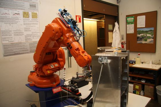 NATTARBEIDER: Rune Wendelbo er svært fornøyd med industriroboten han har kjøpt brukt og billig. Den gjør forsøk dagen lang, som forskerne kan bruke dagen på å analysere.