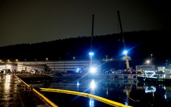Oslo 20100324. Et godstog har sporet av og havnet i sjøen ved ved Statoils anlegg på Sjursøya i Oslo onsdag ettermiddag. Toget skal ha startet å rulle fra togterminalen på Alnabru før det raste ned mot Sjursøya. Tre personer skal ha omkommet i ulykken.