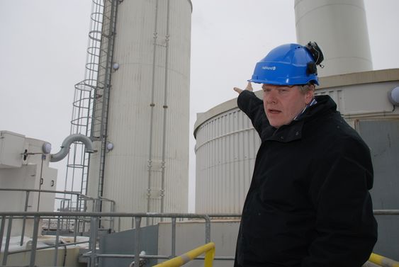Direktør Pål Mikkelsen i Hafslund Miljøenergi ute på anlegget for energiutnytting av avfallsbasert brensel, Waste To Energy (HWE-BWtE) i Sarpsborg.