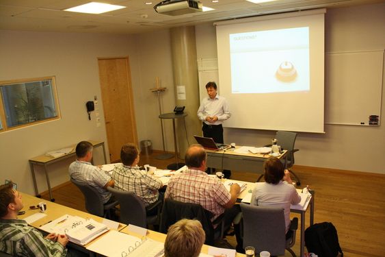 ISO-GURU: Sikkerhetsekspert Arnfinn Roland i Watchcom kurser og uteksaminerer nye revisorer.
