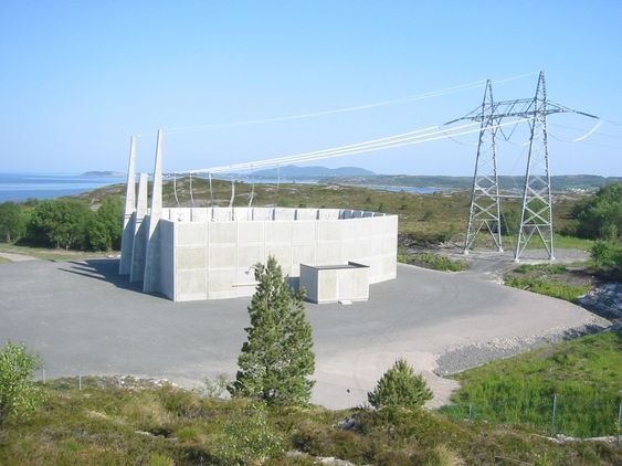 OVERGANG: Muffestasjon med overgang mellom luftledning og kabel. Denne er fra ledningen Fræna-Nyhamna.