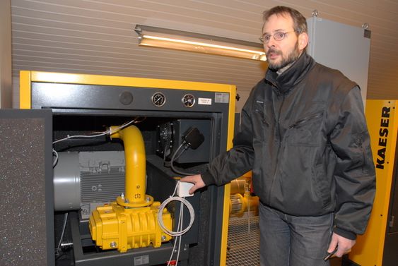 Prosjektleder Rune Mortensen fra Kaeser Kompressorer AS viser fram Statkrafts nye bobleanlegg ved Svartisen.
