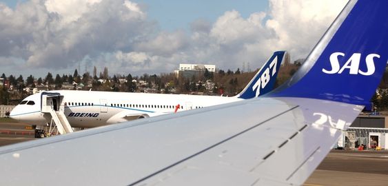 Om noen år er det kanskje mulig å se Boeing 787 (i bakgrunnen) med SAS-dekor? Dreamlineren er i hvert fall blant flyene som SAS vurderer som nye langdistansefly.