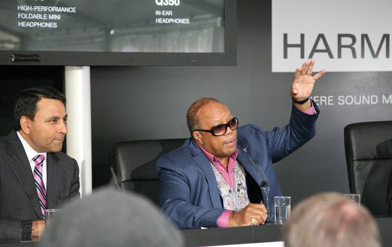 Quincy Jones sammen med Harman Kardons toppsjef Dinesh Paliwal (til venstre) på IFA-messa i Berlin.
