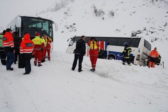 En buss ble rammet av trykkbølge fra snøskred på E39 i Våtedalen i Sogn og Fjordane tirsdag. Ingen ble skadd i ulykken.