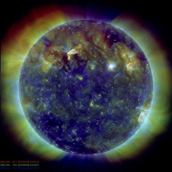 FILTRE:  Solar Dynamics Observatory har en rekke instrumenter og filtre som gjør at forskerner kan "se" inn i sola. Den nye solforskningssatellitten ble skutt opp 11. februar i år. De første bildene ble sendt til jorda 21. april.