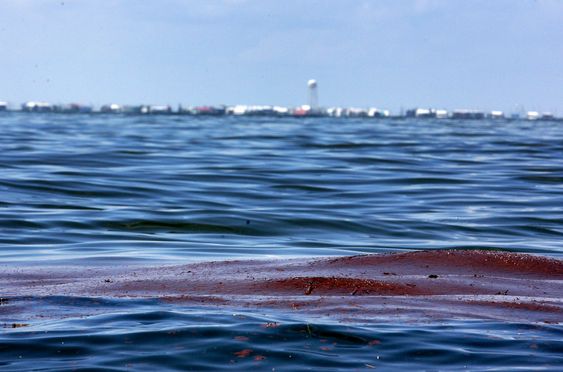 Det lekker fortsatt olje fra BPs dyphavsbrønn i Mexicogolfen etter eksplosjonen på oljeplattformen Deepwater Horizon i april. USAs president Barack Obama har nå nedsatt en kommisjon som skal granske saken. Bildet er tatt sørøst for Grand Isle i delstaten Louisiana.