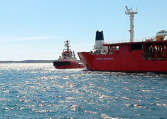 Slepebåten BB Connector kom kabelfartøyet Nexans Skagerrak til unnsetning utenfor Kristiansand lørdag. Kystverket berømmer slepebåtberedskapen i området.