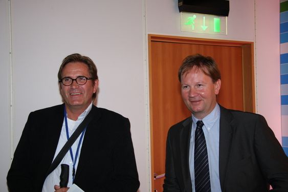 DNVs stasjonssjef i Stavanger, Erik Westlye og adm.dir. Lars Peder Solstad i Solstad Offshore smiler fornøyd over de klimanøytrale skipskonseptet.