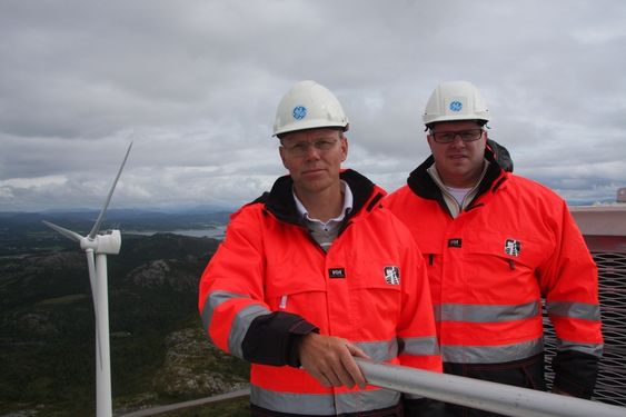 SATSER: Direktør Eystein Aspesletten i GE Energy Norge.  og Kristian Holm, operasjonsleder i GE Wind Energy AS i Verdal har stor tro på den nye ScanWindturbinen.
