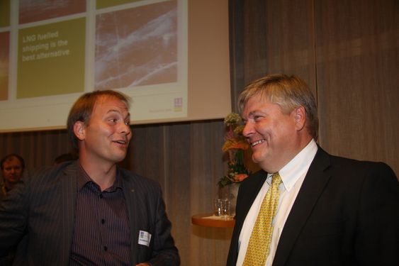 Statssekretær Pål Julius Skogholt  i NHD i samtale med DNV-sjef Henrik O. Madsen (t.h.) etter studentpresnetasjonen av et fiktivt nærskipsfartsrederi basert på LNG-drift.  Fredag 6. augus 2010.