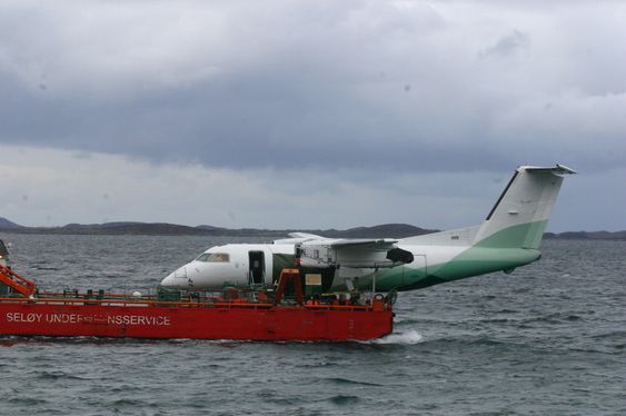 Slep av Widerøefly som havarerte ved Sandnessjøen lufthavn Stokka 15. september 2010. 12. oktober 2010.