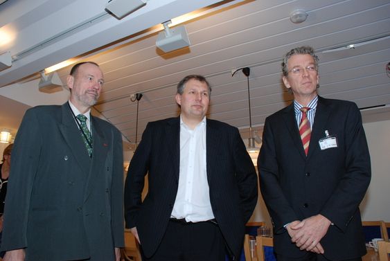 Agnar Aas i NVE (t.v.) Auke Lont i Statnett (t.h.) og olje- og energiminister Terje Riis-Johansen møte om strømsituasjonen 11.01.10