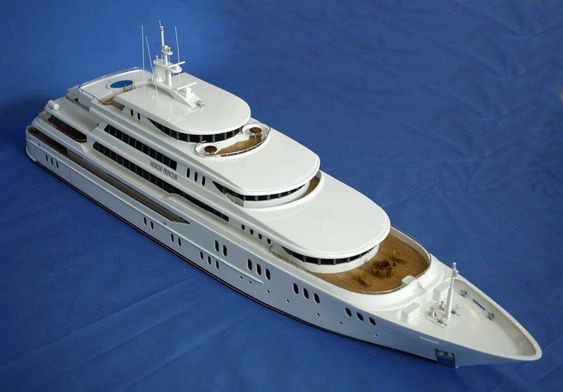 LUKSUS: Den 80 meter lange yachten blir speketed luksus. Modellen er bygget i Malaysia etter instruksjon fra Gustav Meisler.