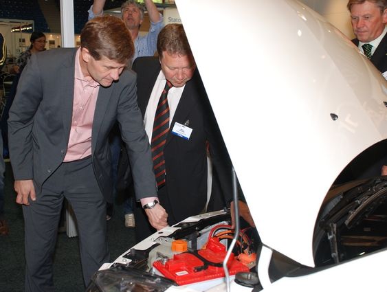 Miljø Innovasjon-direktør Ivar Brynhildsvoll (f.h) og Miljøbil Grenland-direktør Bjørn Nenseth viste fram en Indica Vista EV-prototyp til blant andre miljø- og utviklingsminister Erik Solheim under EVS24 i Stavanger i fjor. Om et halvår kommer elbilen for salg.