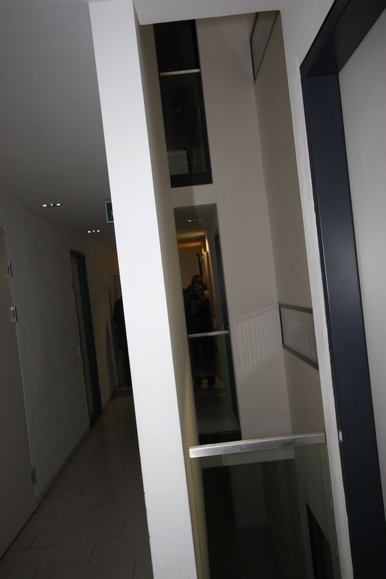 KORRIDORBELYSNING: Fem lyssjakter er fordelt gjennom korridoren. De gir lys både til kjøkkenvinduet på hyblene og lys til korridoren.