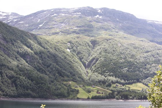 Botnen er ei fraflyttingsbygd ved riksvei 13 sør for Røldal. Pilegrimsstien kommer ned fjellsiden mot Røldalsvatnet, akkurat der rørgata til kraftverket er planlagt.