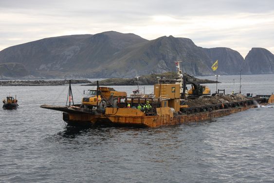 Krysseren Murmansk utenfor Sørøya i Finnmark skal demonteres i en tørrdokk. AF Decom har kontrakt på jobben og etablerer tørrdokk og demonterer skiept for gjenvinning 2009-2012.