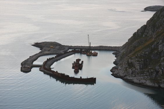 Krysseren Murmansk utenfor Sørøya i Finnmark skal demonteres i en tørrdokk. AF Decom har kontrakt på jobben og etablerer tørrdokk og demonterer skiept for gjenvinning 2009-2012.