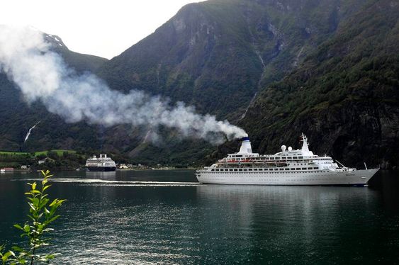 NATURPERLE? Store mengder skipseksos forstyrrere både det visuelle inntrykket av vakre norske fjorder og fjell samt forurenser lufta unødig. Bildet er fra Flåm og inspirerte Eidesvik til å utvikle el-skip.
