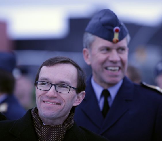 FEIRING: Espen Barth Eide, statssekretær i Forsvarsdepartementet, og Stein Erik Nodeland, generalinspektør for Luftforsvaret, under 30-årsmarkeringen for de norske F-16-flyene.