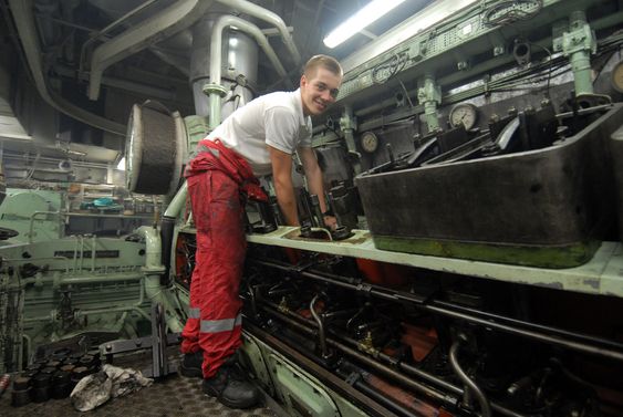 LÆREGUTT: Mads Usterud Svendsen er med som lærling. Her jobber han på en av de gamle motorene fra B&W som fortsatt skal være om bord.